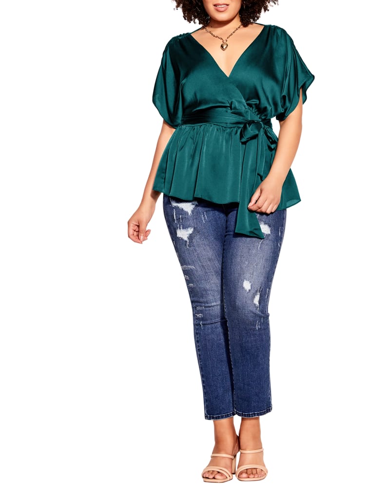 Front of a model wearing a size XS Tangled Top in Emerald by City Chic. | dia_product_style_image_id:228568